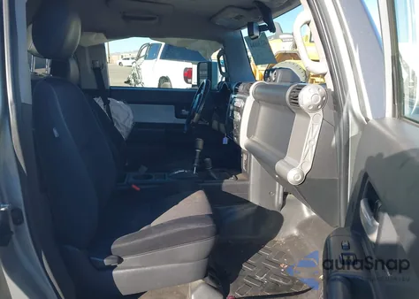 2010 Toyota Fj Cruiser z USA, uszkodzony, nr VIN JTEBU4BF0AK083968